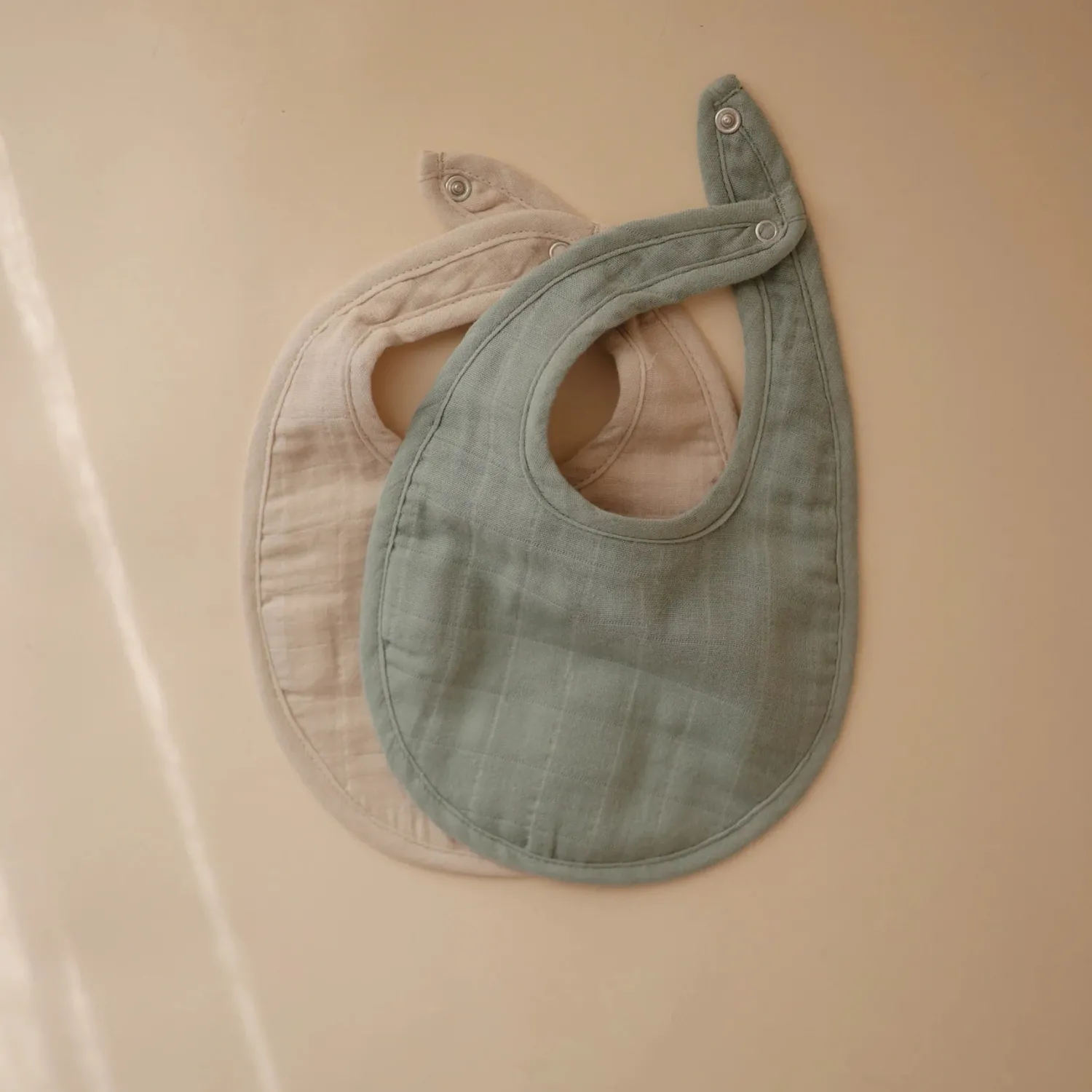 Mushie Face Masks> Muslin Bib Roman Green/Fog