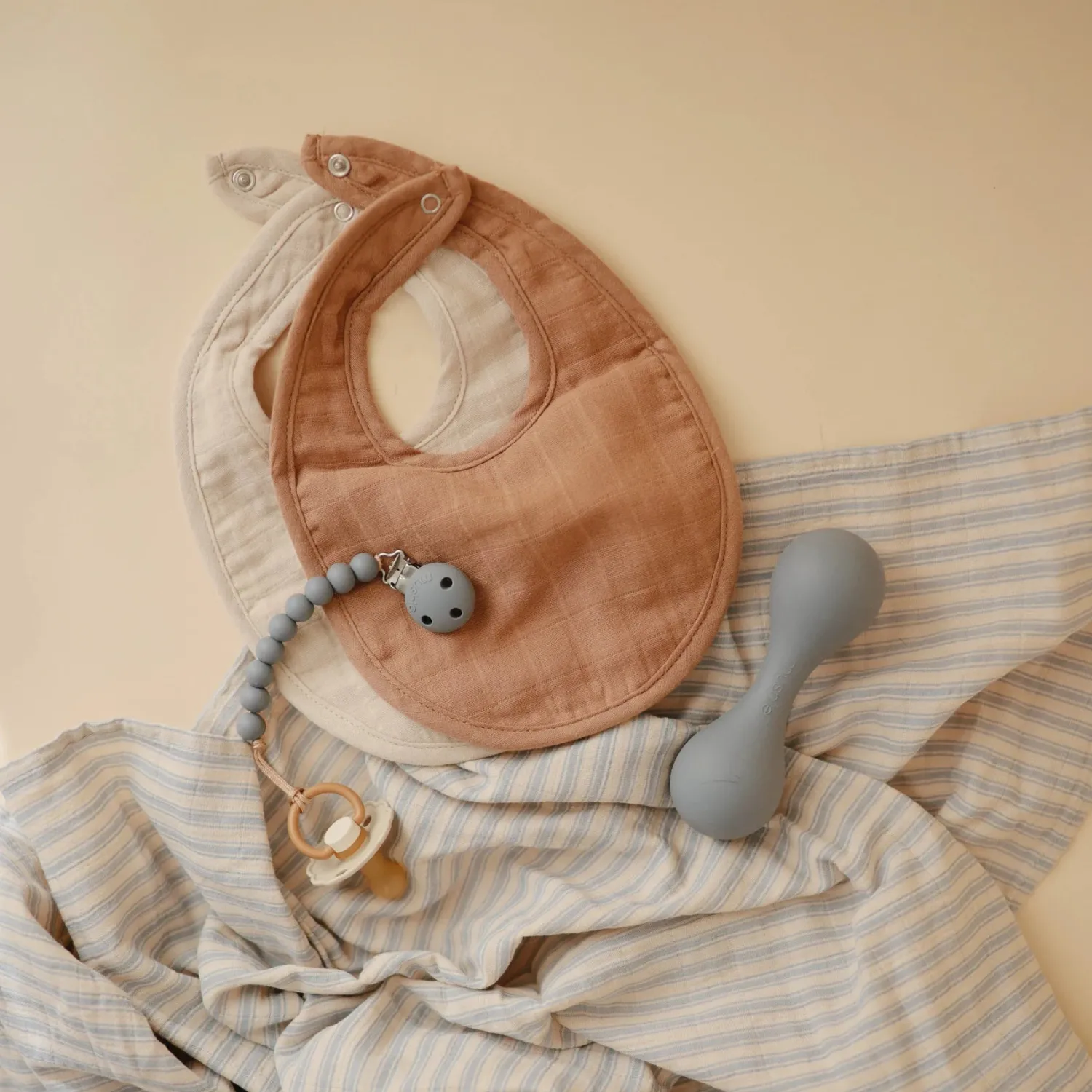 Mushie Face Masks> Muslin Bib Tan/Fog