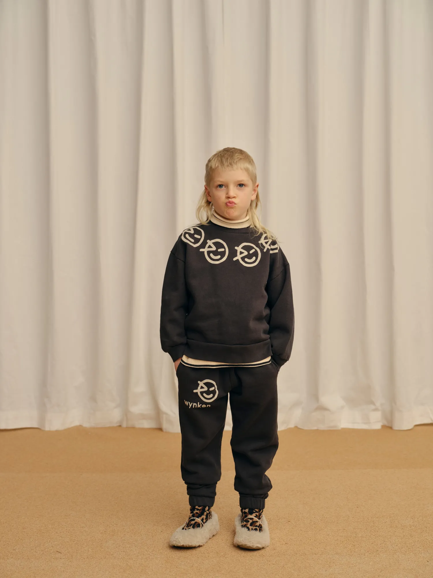 Wynken Sweatshirts> Necklace Sweat - Soft Black